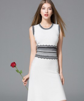 职场新宠：简约风女装助你高效拿下商务谈判